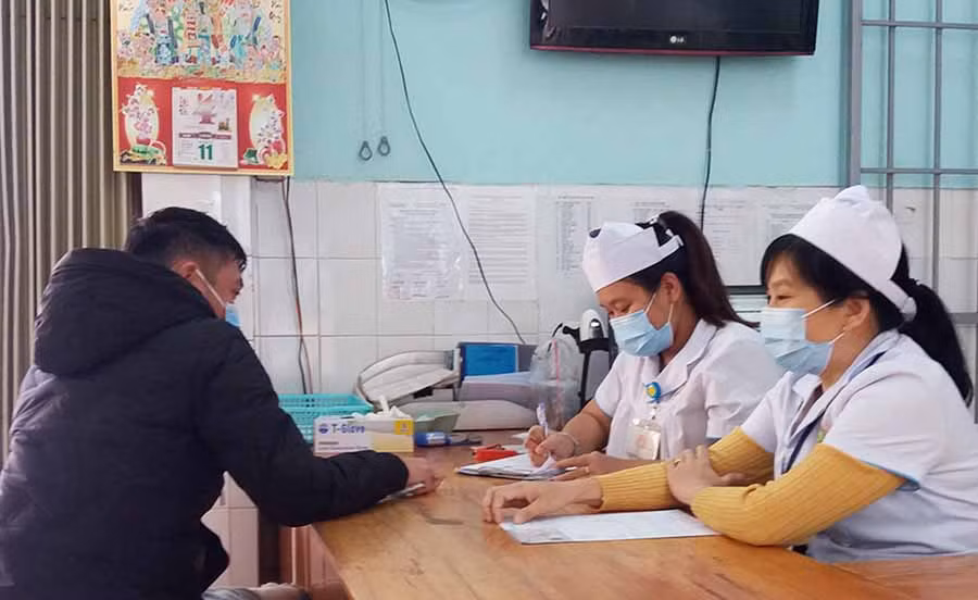  Cán bộ y tế Bệnh viện Đa khoa tỉnh tư vấn, hướng dẫn người dân trong phòng-chống dịch bệnh nCoV. Ảnh: N.N