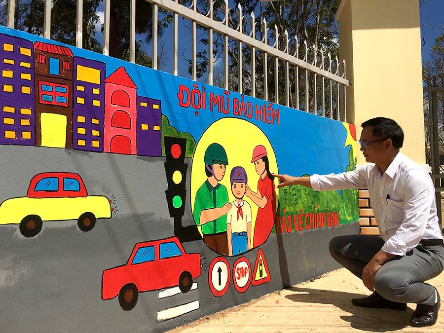 Bức bích họa tuyên truyền hành vi giao thông an toàn phía trước cổng trường vừa được hoàn thành. Ảnh Hải Lê
