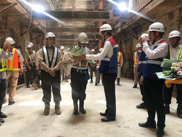 Ông Huỳnh Hồng Thanh, Phó Giám đốc Ban QLĐSĐT trao hoa cảm ơn các nhà thầu đã nỗ lực thi công khẩn trương trong suốt thời gian qua.