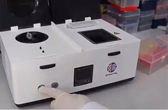 Nhóm nghiên cứu thuộc Đại học Khoa học kỹ thuật Hong Kong (HKUST) cho biết thiết bị của họ có thể phát hiện virus corona chủng mới nhanh hơn trước đây - Ảnh chụp màn hình SCMP/HKUST