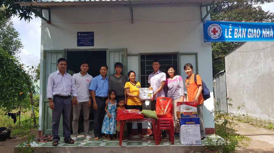  Bàn giao nhà cho hộ nghèo. Ảnh: H.N