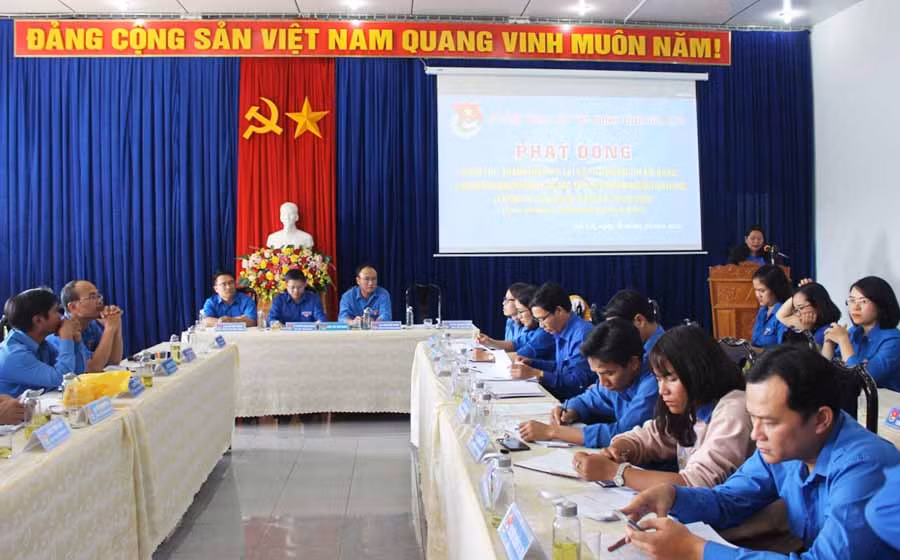  Các đại biểu tham gia lễ phát động cuộc thi “Thanh niên Gia Lai sắt son niềm tin với Đảng”. Ảnh: T.B