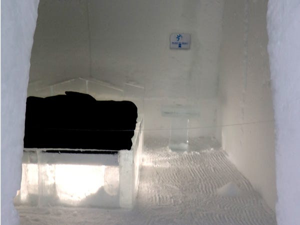 Những căn phòng tiêu chuẩn thì đơn giản hơn và không được trang trí. Chúng trông như những hang động tuyết. Những căn phòng tiêu chuẩn thì đơn giản hơn và không được trang trí. Chúng trông như những hang động tuyết.