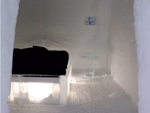 Những căn phòng tiêu chuẩn thì đơn giản hơn và không được trang trí. Chúng trông như những hang động tuyết.