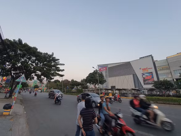 Siêu thị Nhật Aeon và bệnh viện quốc tế ở khu Tên Lửa (Q.Bình Tân, TP.HCM) góp phần đẩy giá nhà đất lên chóng mặt - Ảnh: M.DŨNG