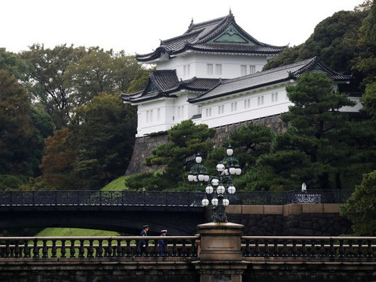 Các hoàng đế Nhật Bản cùng gia đình bắt đầu sống tại cung điện hoàng gia ở thủ đô Tokyo từ năm 1868. Cung điện này mỗi năm chỉ mở cửa cho công chúng 2 dịp là ngày 2/1 và sinh nhật hoàng đế. Ảnh: Reuters. Các hoàng đế Nhật Bản cùng gia đình bắt đầu sống tại cung điện hoàng gia ở thủ đô Tokyo từ năm 1868. Cung điện này mỗi năm chỉ mở cửa cho công chúng 2 dịp là ngày 2/1 và sinh nhật hoàng đế. Ảnh: Reuters.