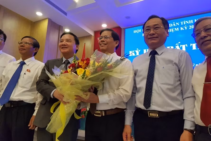  Ông Nguyễn Tấn Tuân (giữa) đắc cử chức Chủ tịch UBND tỉnh Khánh Hòa.