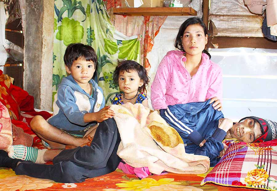 Gia đình chị Alen lúc chồng chị đang lâm bệnh. Ảnh: Mộc Trà Gia đình chị Alen lúc chồng chị đang lâm bệnh. Ảnh: Mộc Trà