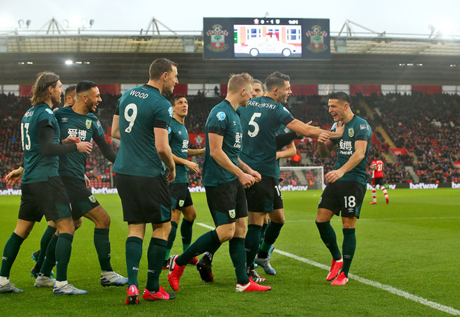 Niềm vui của các cầu thủ Burnley sau chiến thắng trước Southampton/AFP