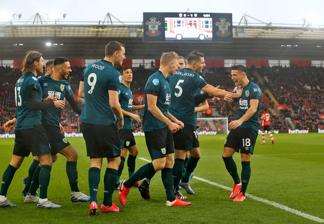 Niềm vui của các cầu thủ Burnley sau chiến thắng trước Southampton/AFP