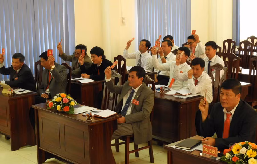 Đảng viên biểu quyết thông qua Nghị quyết Đại hội. Ảnh: Thanh Nhật