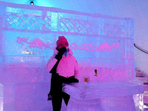 Tuy nhiên, khách sạn vẫn có những khu vực chung mở cửa đến nửa đêm như quán bar băng. Tuy nhiên, khách sạn vẫn có những khu vực chung mở cửa đến nửa đêm như quán bar băng.