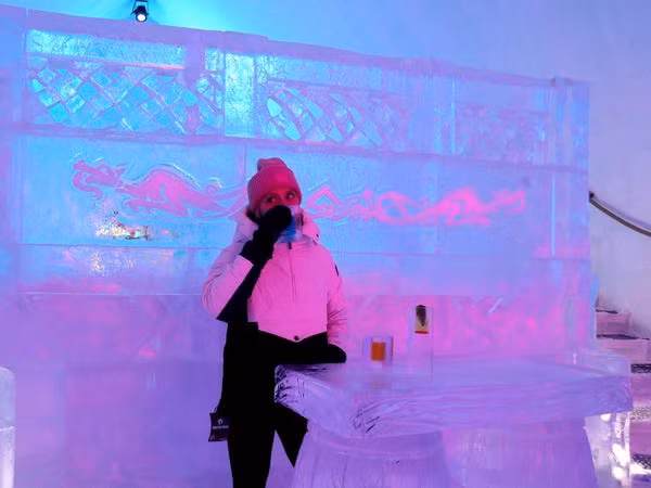 Tuy nhiên, khách sạn vẫn có những khu vực chung mở cửa đến nửa đêm như quán bar băng.