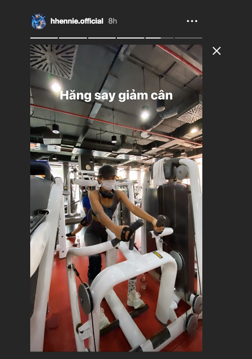  Người đẹp đeo khẩu trang khi tập để phòng chống dịch virus corona.