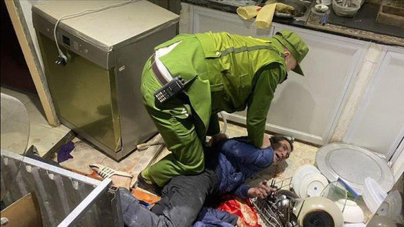  Cảnh sát khống chế nghi phạm Dương Quang Bình - Ảnh: Công an cung cấp