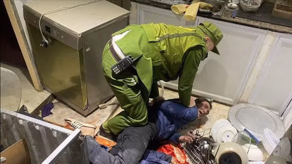  Cảnh sát khống chế nghi phạm Dương Quang Bình - Ảnh: Công an cung cấp