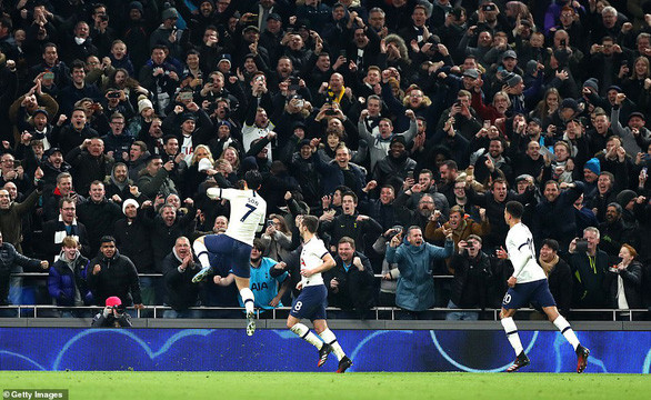 Niềm vui của Son Heung-Min (7) và các đồng đội sau khi nâng tỉ số lên 3-2 - Ảnh: GETTY IMAGES