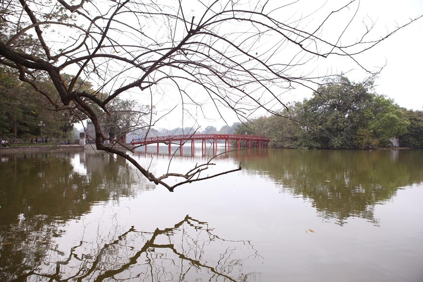 Hồ Gươm khúc giao mùa. (Ảnh: Anh Tuấn/TTXVN)