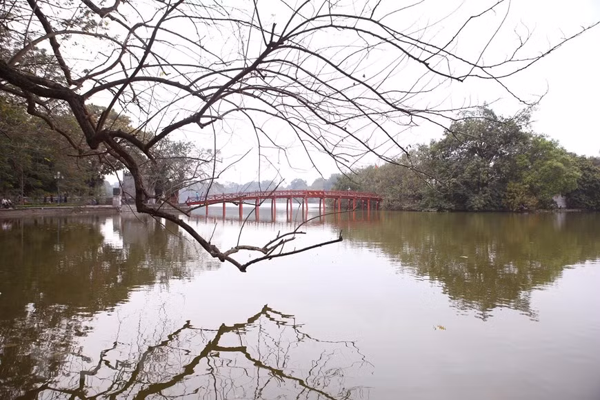 Hồ Gươm khúc giao mùa. (Ảnh: Anh Tuấn/TTXVN)