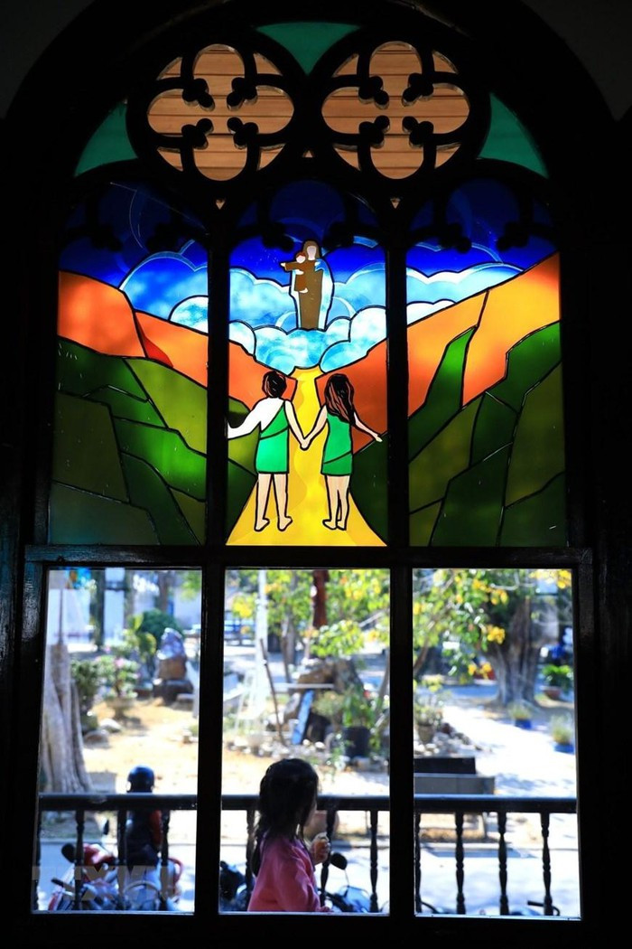 Thánh đường có nhiều khung cửa kính màu vẽ các điển tích trong kinh thánh, có tác dụng lấy ánh sáng vừa tạo thêm vẻ rực rỡ, tráng lệ cho giáo đường. (Ảnh: Thành Đạt/TTXVN)