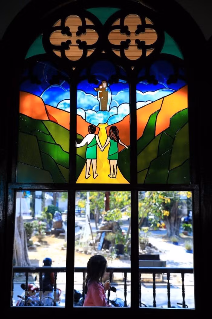 Thánh đường có nhiều khung cửa kính màu vẽ các điển tích trong kinh thánh, có tác dụng lấy ánh sáng vừa tạo thêm vẻ rực rỡ, tráng lệ cho giáo đường. (Ảnh: Thành Đạt/TTXVN)