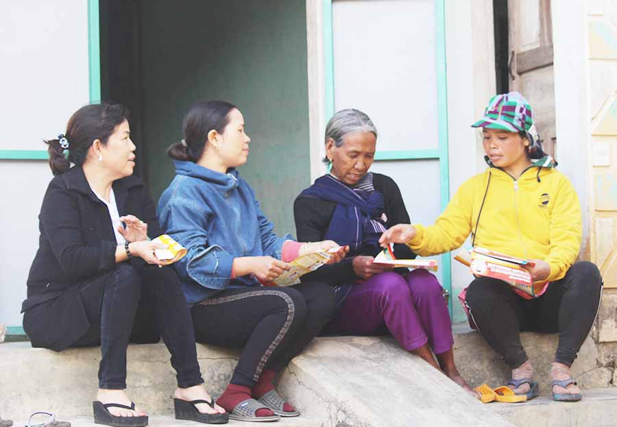 Nhân viên y tế xã Ia Rong tuyên truyền phòng-chống dịch bệnh Covid-19. Ảnh: H.S  Nhân viên y tế xã Ia Rong tuyên truyền phòng-chống dịch bệnh Covid-19. Ảnh: H.S