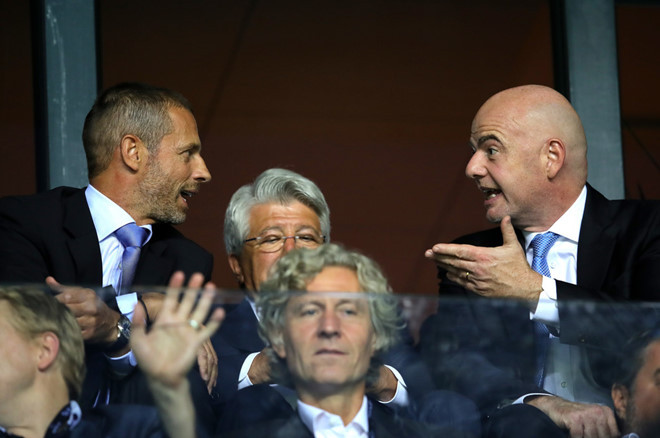 Chủ tịch FIFA Gianni Infantino (phải) và Chủ tịch UEFA Aleksander Ceferin đối đầu nhau - Ảnh: AFP
