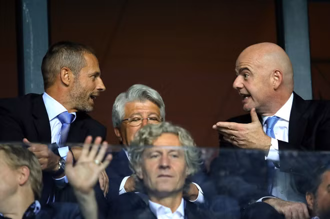 Chủ tịch FIFA Gianni Infantino (phải) và Chủ tịch UEFA Aleksander Ceferin đối đầu nhau - Ảnh: AFP