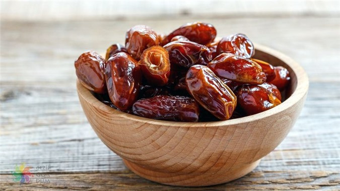  Ở Dubai, bạn có thể ghé qua bất kỳ nơi nào, từ khu chợ hay trung tâm thương mại, cửa hàng tạp hóa đều có thể mua bao nhiêu chà là tùy thích.