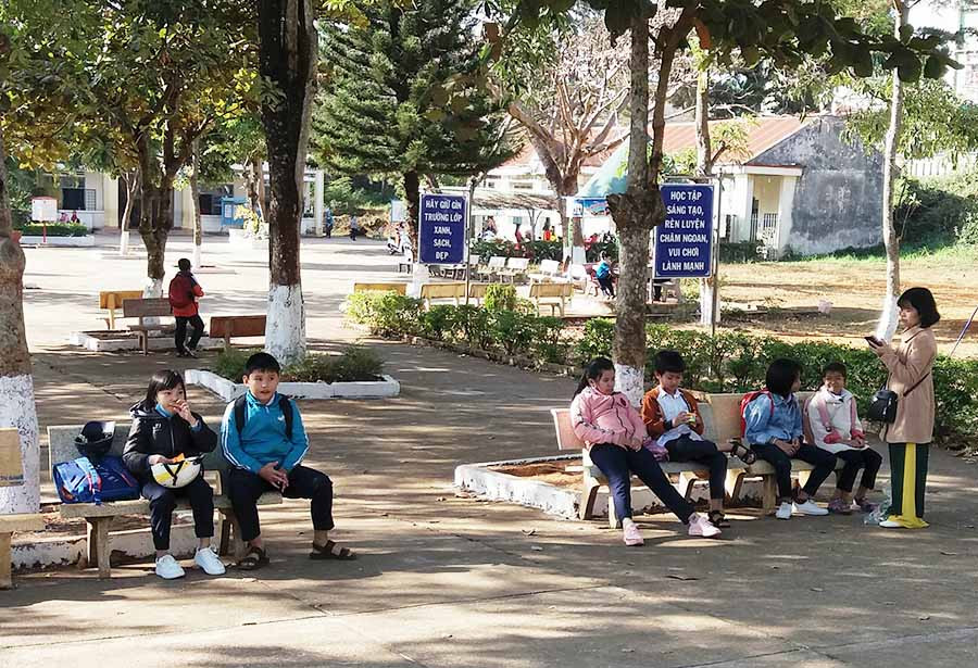 Học sinh Trường Tiểu học Lê Quý Đôn (TP. Pleiku) chờ cha mẹ đến đón về vào sáng 3-2. Ảnh: N.N  Học sinh Trường Tiểu học Lê Quý Đôn (TP. Pleiku) chờ cha mẹ đến đón về vào sáng 3-2. Ảnh: N.N