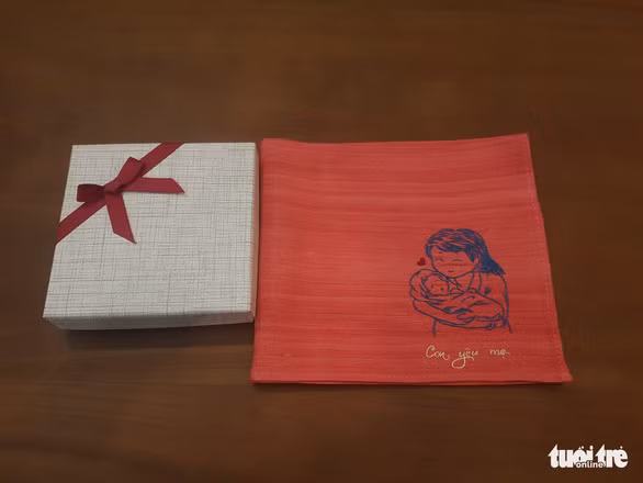 Khăn tay đầy ắp tình yêu gửi đến mẹ với lời tâm tình: 