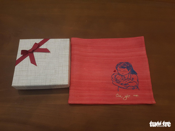 Khăn tay đầy ắp tình yêu gửi đến mẹ với lời tâm tình: 