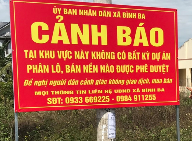 Bảng cảnh báo không có dự án phân lô, bán nền tại xã Bình Ba - Ảnh: Nguyễn Long