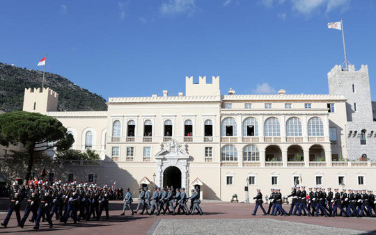 Cung điện hoàng gia Monaco được xây như một pháo đài vào năm 1162, hiện là nơi sinh sống của Thân vương Albert II cùng gia đình. Ảnh: Reuters. Cung điện hoàng gia Monaco được xây như một pháo đài vào năm 1162, hiện là nơi sinh sống của Thân vương Albert II cùng gia đình. Ảnh: Reuters.