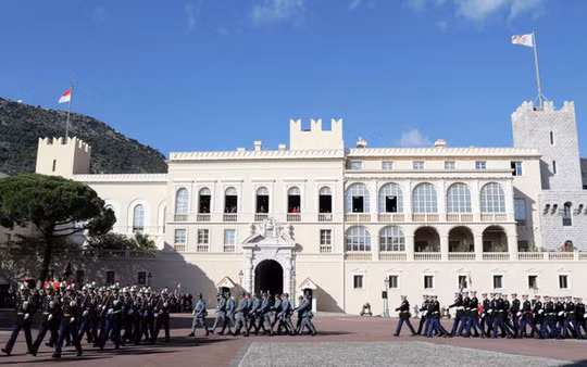 Cung điện hoàng gia Monaco được xây như một pháo đài vào năm 1162, hiện là nơi sinh sống của Thân vương Albert II cùng gia đình. Ảnh: Reuters. Cung điện hoàng gia Monaco được xây như một pháo đài vào năm 1162, hiện là nơi sinh sống của Thân vương Albert II cùng gia đình. Ảnh: Reuters.