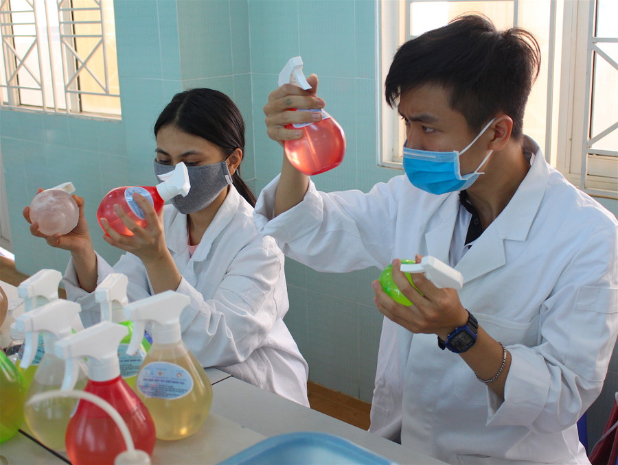 Học sinh Trường THPT chuyên Hùng Vương tự pha chế dung dịch rửa tay khô nano bạc để phòng chống dịch bệnh Covid-19. Ảnh: Mộc Trà