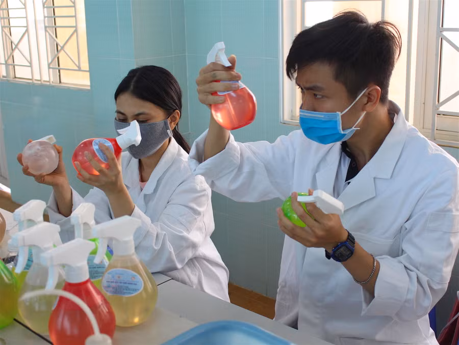 Học sinh Trường THPT chuyên Hùng Vương tự pha chế dung dịch rửa tay khô nano bạc để phòng chống dịch bệnh Covid-19. Ảnh: Mộc Trà