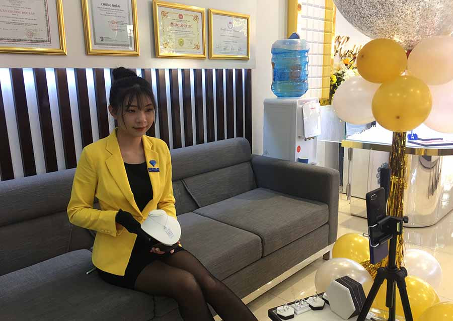Cửa hàng PNJ đã livetream bán sản phẩm qua mạng, phục vụ khách muốn mua hàng nhưng ngại đến nơi đông người vì lo dịch corona. Ảnh: V.T