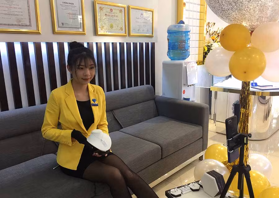 Cửa hàng PNJ đã livetream bán sản phẩm qua mạng, phục vụ khách muốn mua hàng nhưng ngại đến nơi đông người vì lo dịch corona. Ảnh: V.T