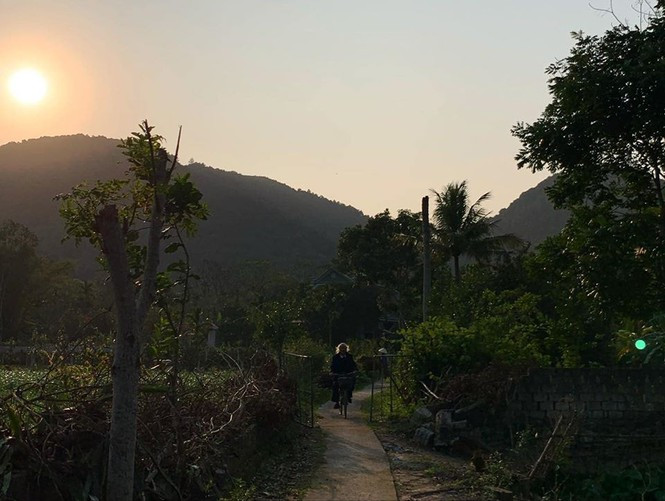  Cô còn khoe ảnh ông nội đang đạp xe trên đường làng khiến nhiều fans thích thú.