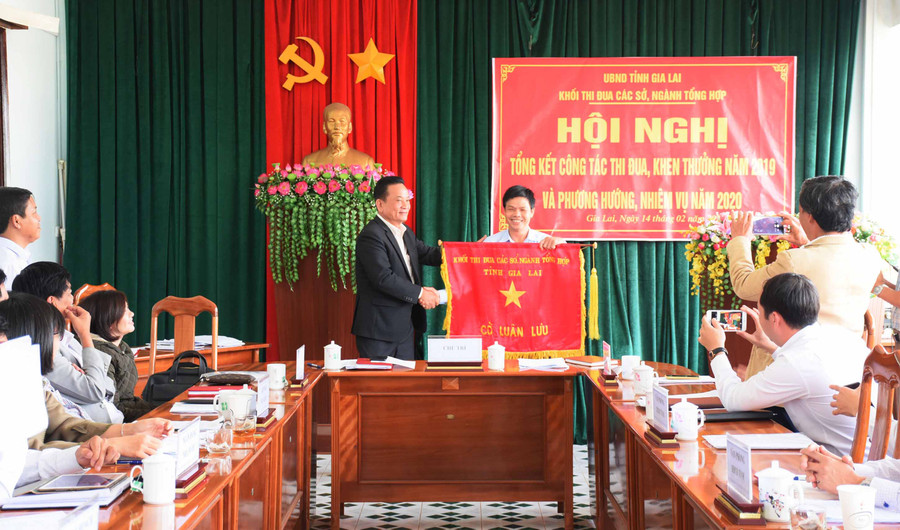 Đại diện lãnh đạo Sở Nội vụ bàn giao nhiệm vụ Trưởng khối thi đua các sở, ngành tổng hợp năm 2020 cho Cục Thống kê tỉnh. Ảnh: Minh Nguyễn