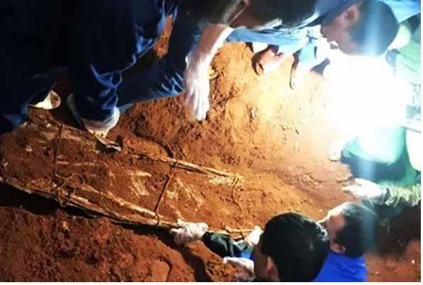 Hài cốt liệt sĩ Đỗ Văn Triệu được bọc trong tăng võng nằm cách mặt đất 1,5 m ở Khe Sanh, tỉnh Quảng Trị. Hài cốt liệt sĩ Đỗ Văn Triệu được bọc trong tăng võng nằm cách mặt đất 1,5 m ở Khe Sanh, tỉnh Quảng Trị.