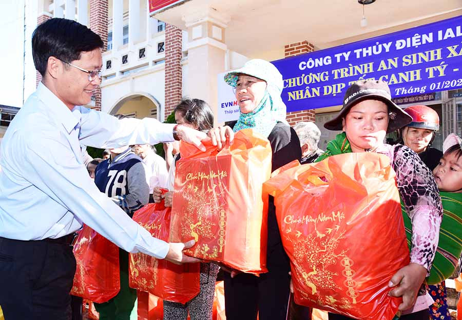 Ông Đinh Viết Hiển-Phó Giám đốc Công ty-trao quà Tết cho gia đình chính sách nhân dịp Xuân Canh Tý 2020.