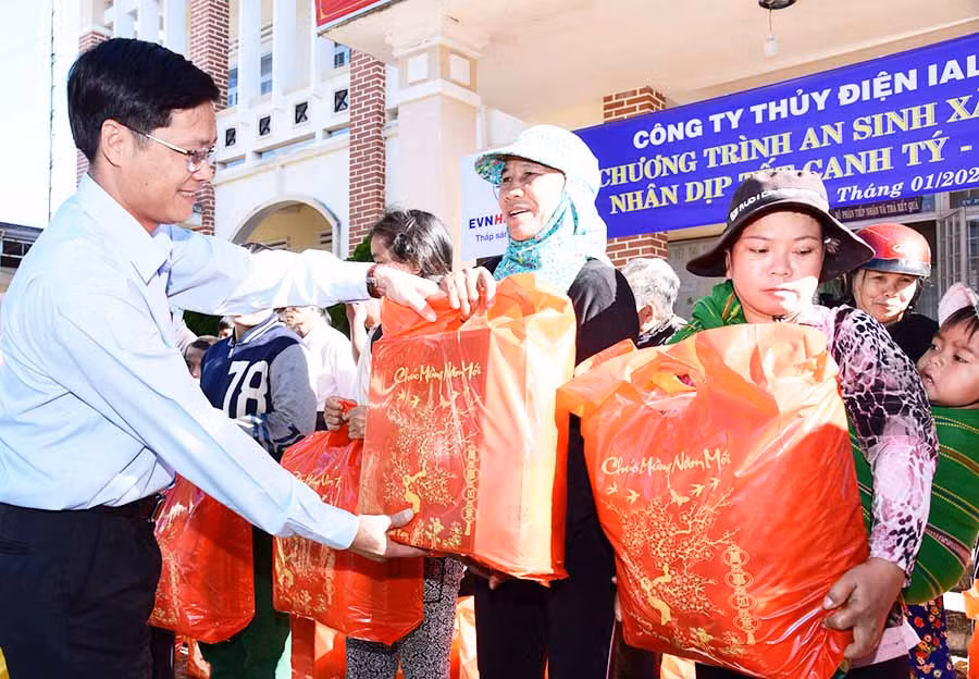 Ông Đinh Viết Hiển-Phó Giám đốc Công ty-trao quà Tết cho gia đình chính sách nhân dịp Xuân Canh Tý 2020.