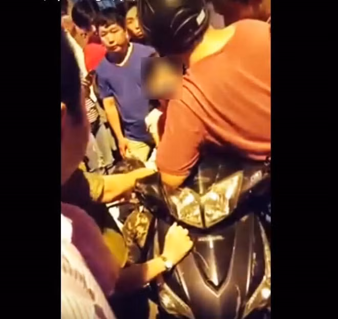 Nhiều người tập trung theo dõi vụ bé gái bị dâm ô trên đường Phạm Thế Hiển (Q.8) - Ảnh: Cắt từ clip