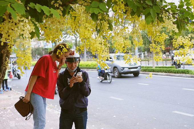 Nhiều bạn trẻ không bỏ qua khung cảnh này, tranh thủ dừng xe lưu lại tấm ảnh kỷ niệm với loài cây đường phố. Nhiều bạn trẻ không bỏ qua khung cảnh này, tranh thủ dừng xe lưu lại tấm ảnh kỷ niệm với loài cây đường phố.