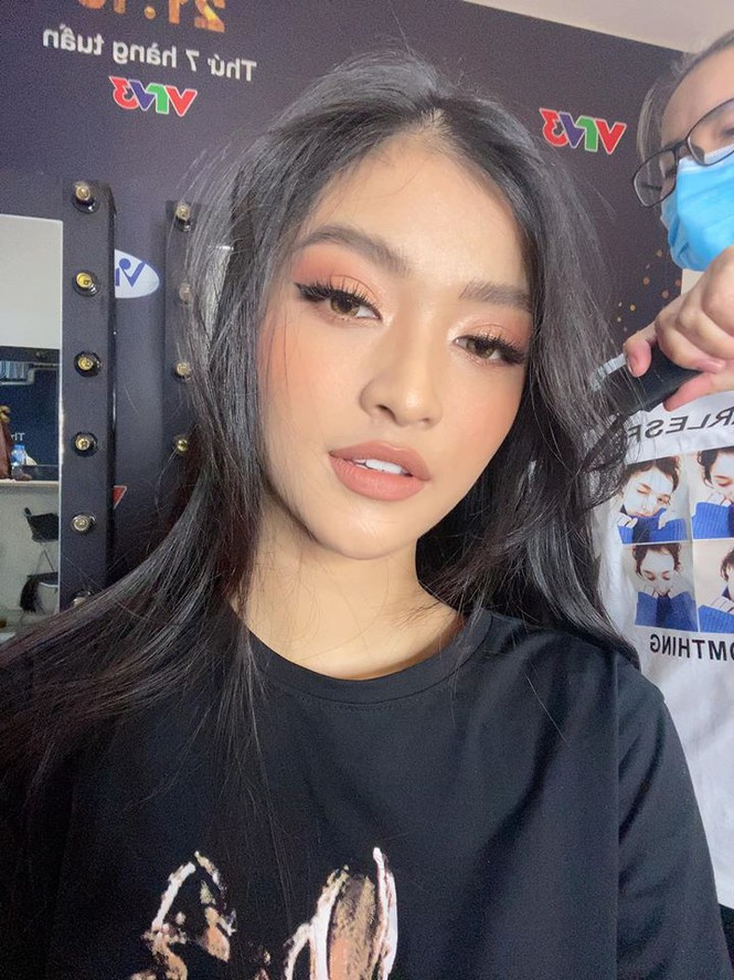 Á hậu Kiều Loan khoe vẻ xinh đẹp, yêu kiều khi đang trang điểm và làm tóc trong hậu trường.