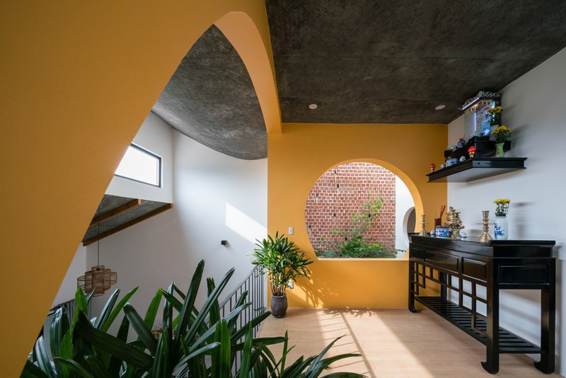  Bàn thờ tổ tiên đặt ở nơi cao nhất của ngôi nhà.