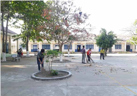 Giáo viên trường Tiểu học Lê Quý Đôn dọn dẹp vệ sinh sân trường. Ảnh: Vũ Thị Chi