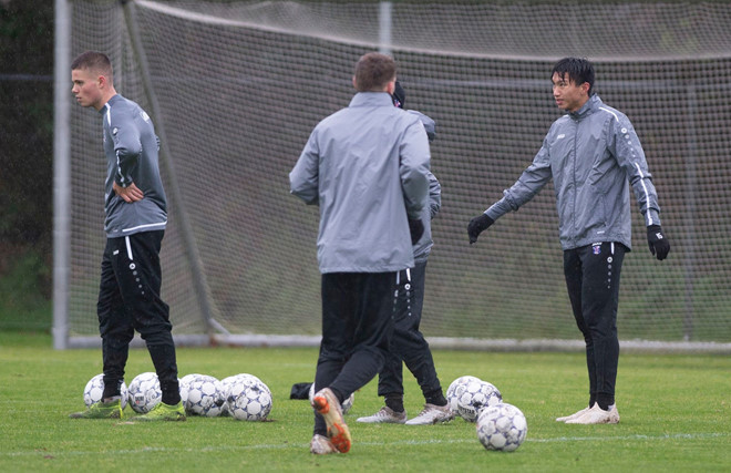 Nỗ lực miệt mài của Văn Hậu (phải) trên sân tập dần được đền đáp, và anh đang có cơ hội đá chính ở đội 1 sau khi thể hiện rất tốt ở đội trẻ - SC Heerenveen